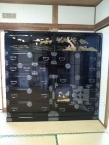 蒔絵入黒漆塗桐箪笥更生品